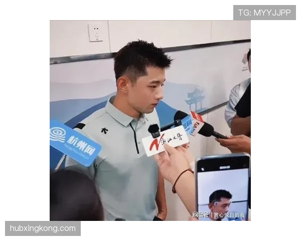 张继科逛超市？手里拎的几袋东西看着就比我俩月工资还贵，笑得想拍视频发给朋友